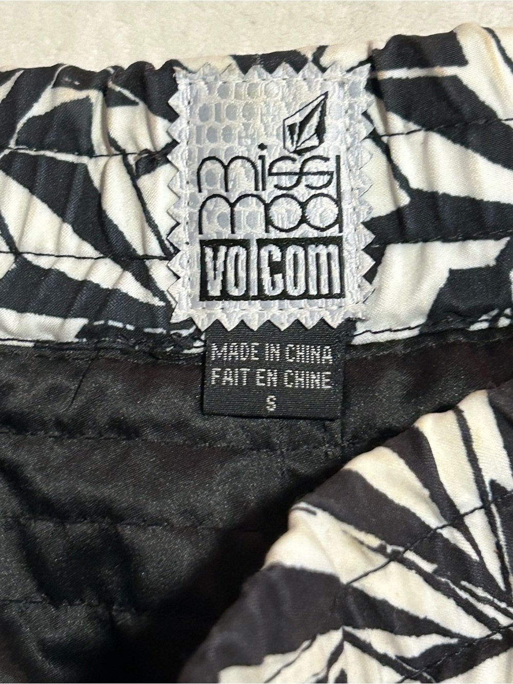 Women’s small Volcom shorts swim beach skate black white beach cover pacsun pool - Picture 2 of 4